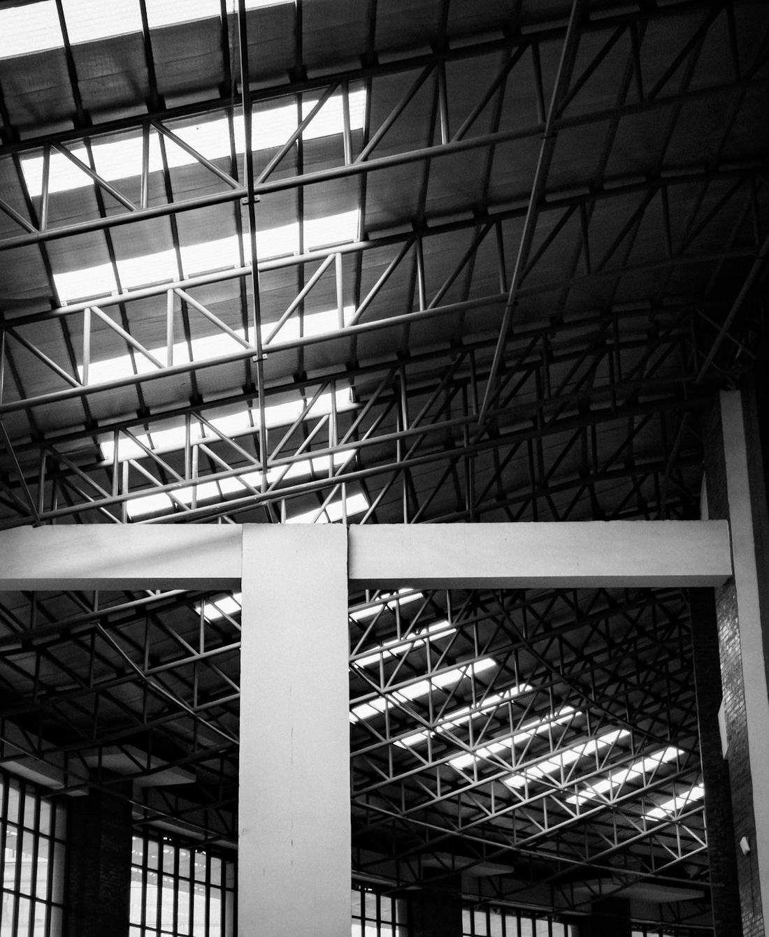 Steel roof trusses in an industrial hall